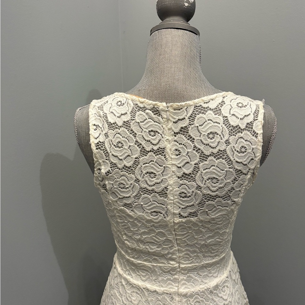 Elegant Lace Sleeveless Dress - White - Picture 4 of 5